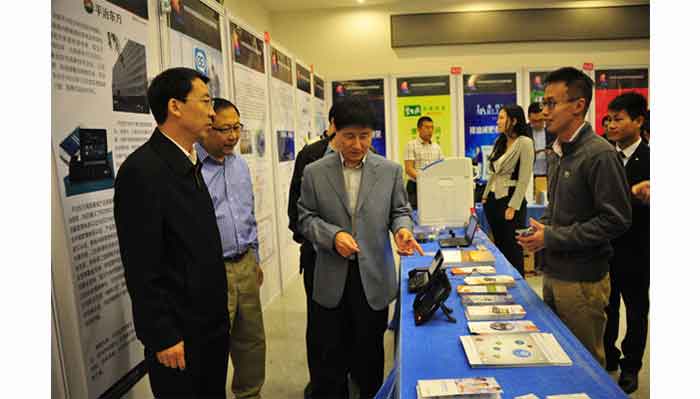 北京市海淀区副区长王际祥莅临平治东方展台指导工作